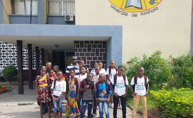 Très jeunes adolescents de Bien Grandir à l’Ecole de Santé Publique de Kinshasa. 